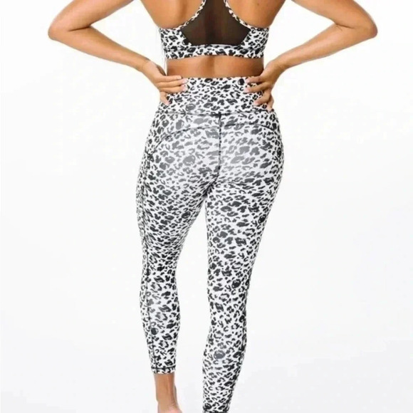 Zyia -  Snow Leopard Pocket Brilliant Hi-Rise Leggings - Picture 2 of 8